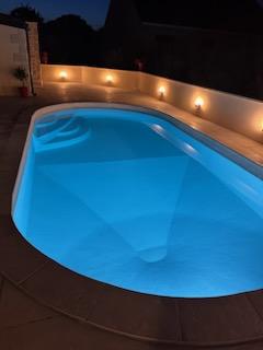 Mise en valeur par un éclairage extérieur LED autour d'une piscine sur Pacy sur Eure proche de Vernon
