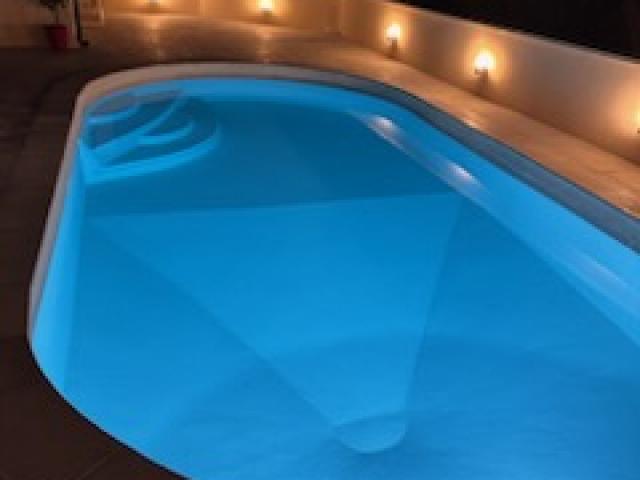 Mise en valeur par un éclairage extérieur LED autour d'une piscine sur Pacy sur Eure proche de Vernon